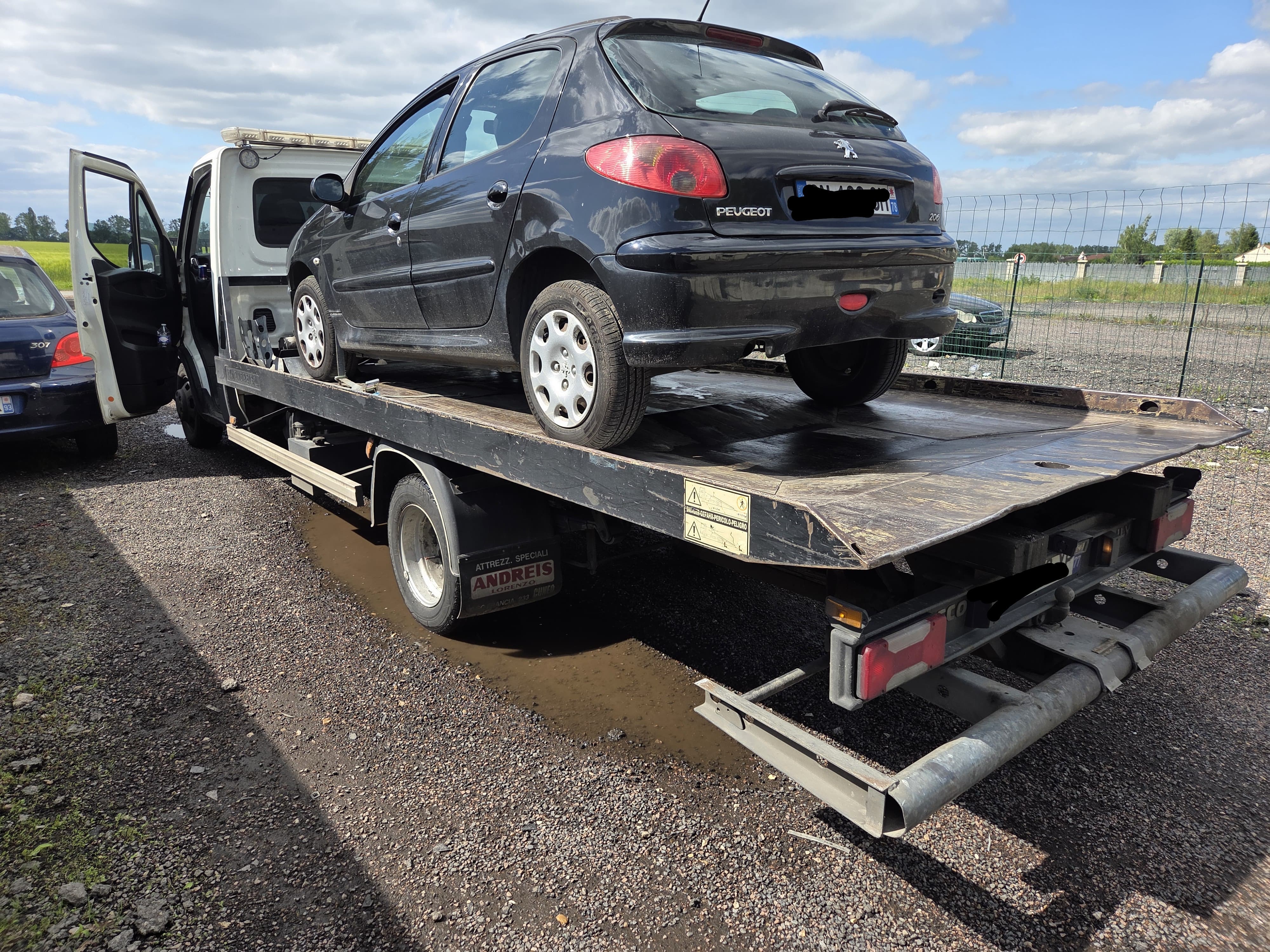 Enlèvement d'une Peugeot 206 par notre camion plateau en Île-de-France